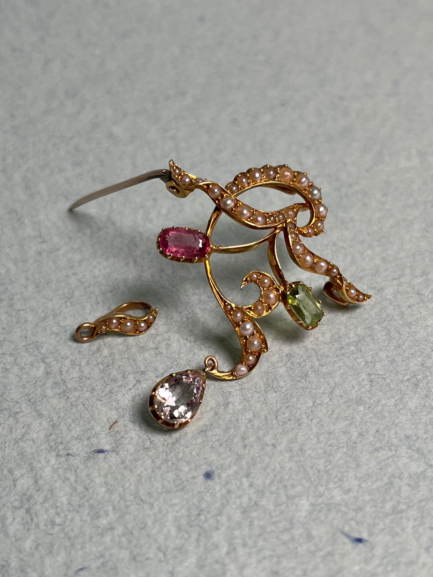 Antique Art Nouveau Lavalier in 15K Gold, with Peridot, Tourmaline, Topaz and Seed Pearls