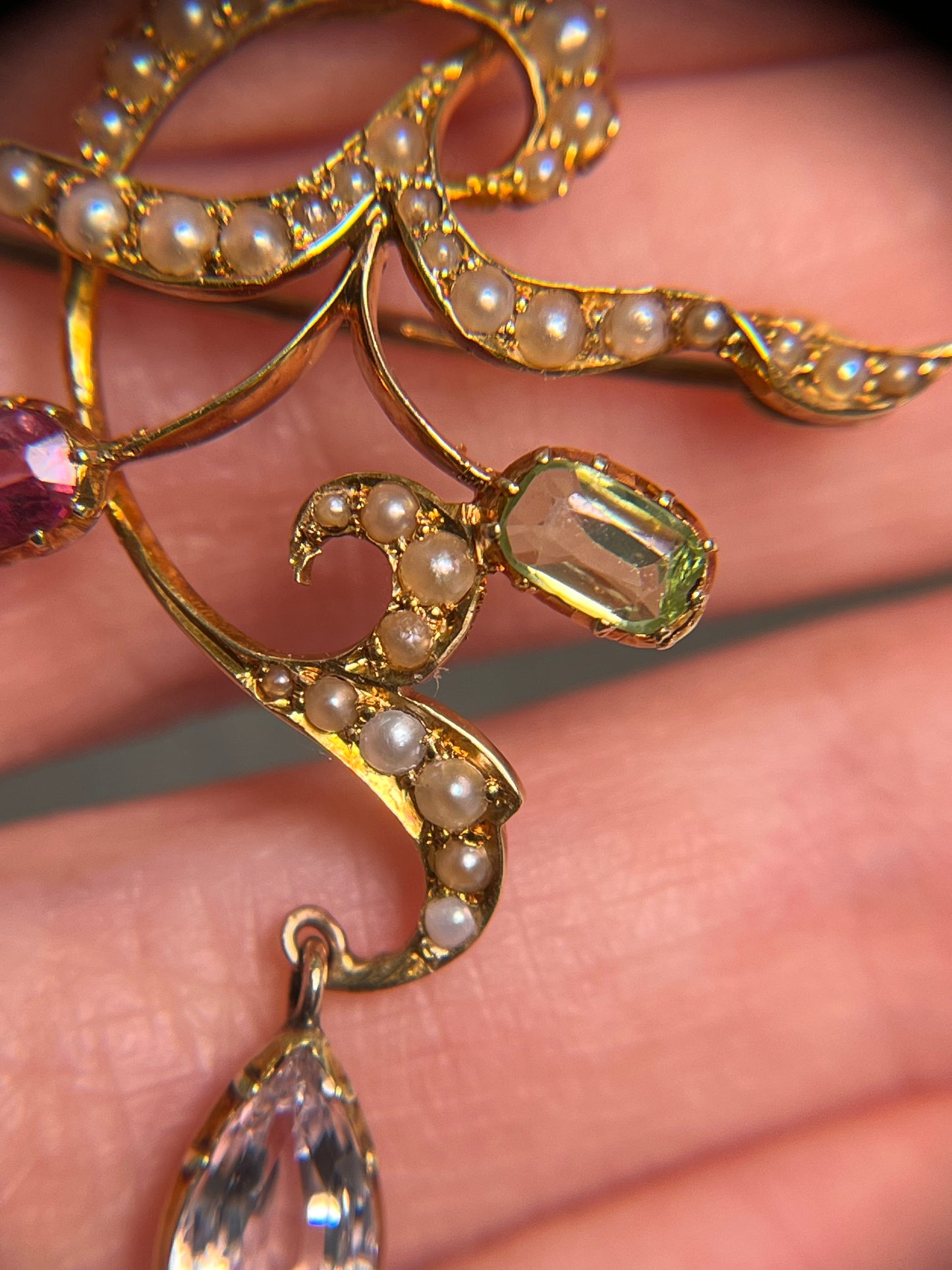 Antique Art Nouveau Lavalier in 15K Gold, with Peridot, Tourmaline, Topaz and Seed Pearls