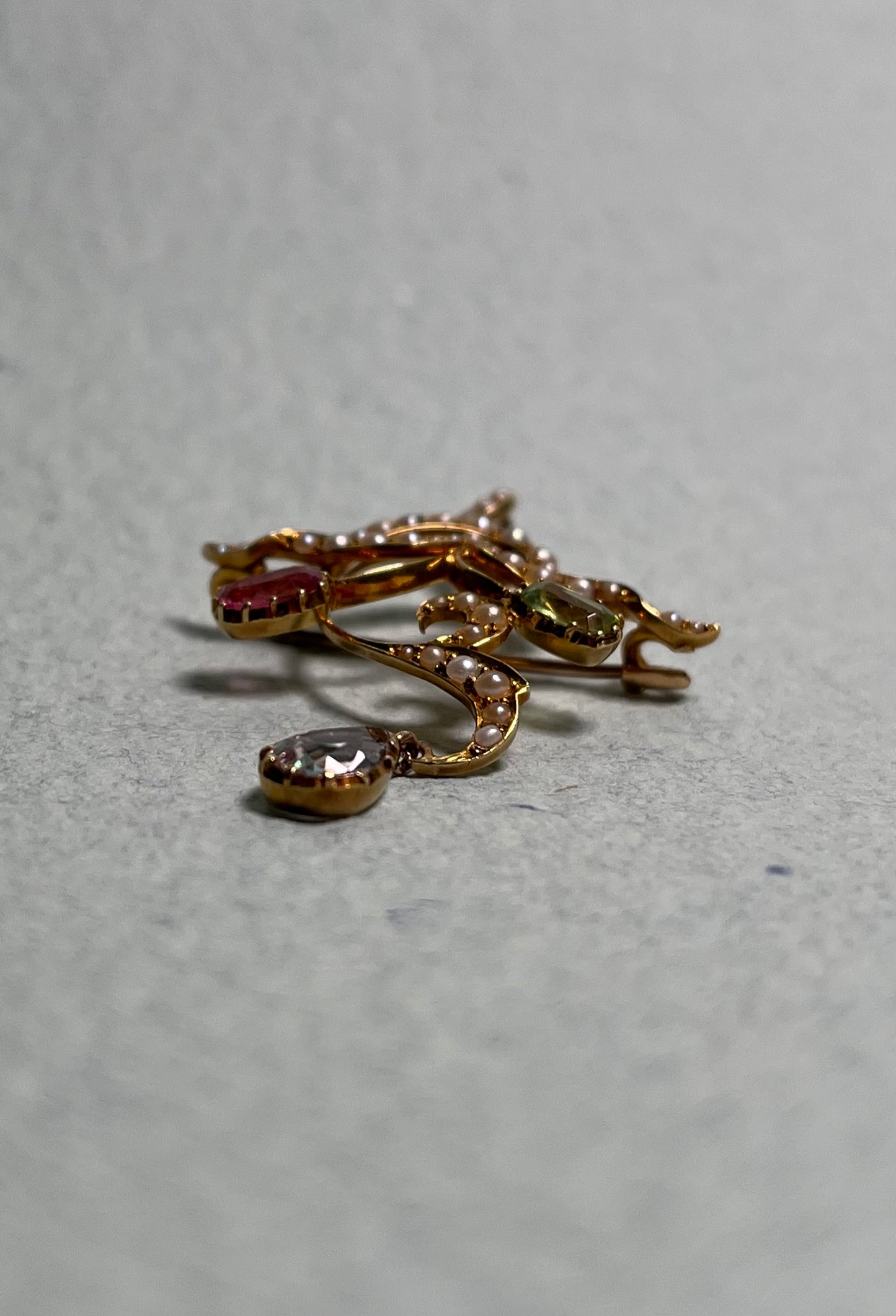 Antique Art Nouveau Lavalier in 15K Gold, with Peridot, Tourmaline, Topaz and Seed Pearls