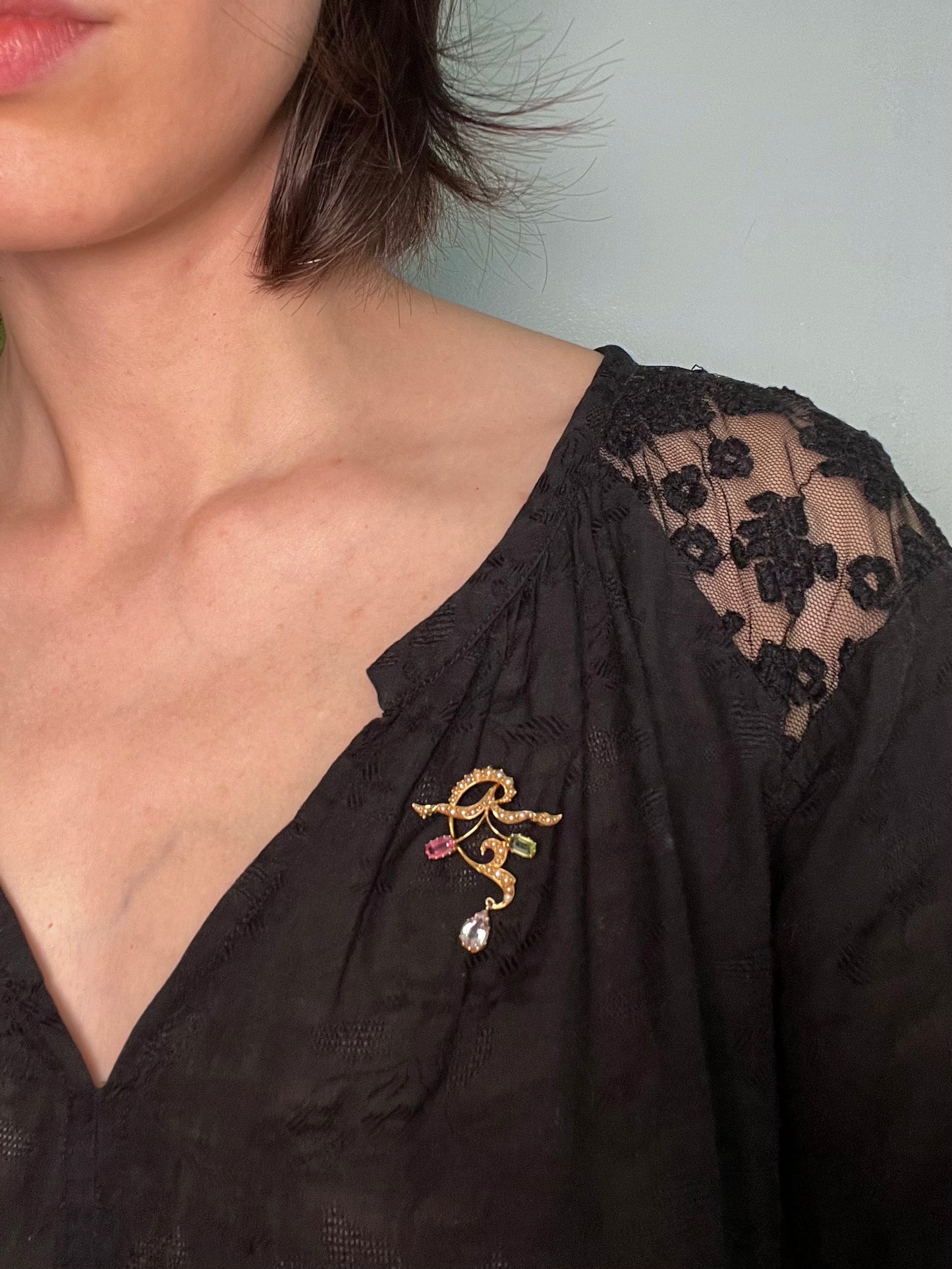 Antique Art Nouveau Lavalier in 15K Gold, with Peridot, Tourmaline, Topaz and Seed Pearls